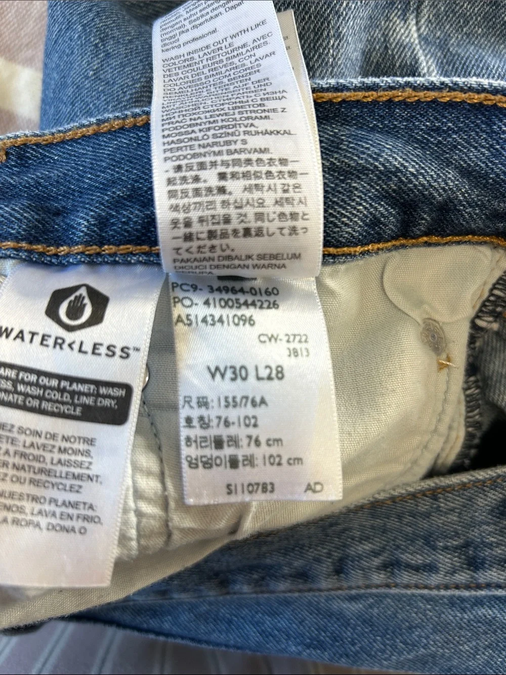 Levi’s Wedgie Straight Distressed Jeans Size 30x28 High Rise Raw Hem